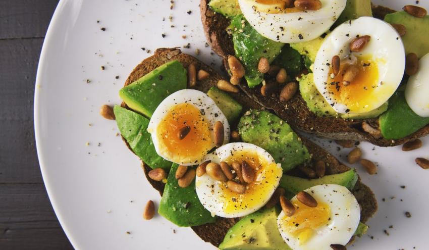 smashed avocado on toast with egg